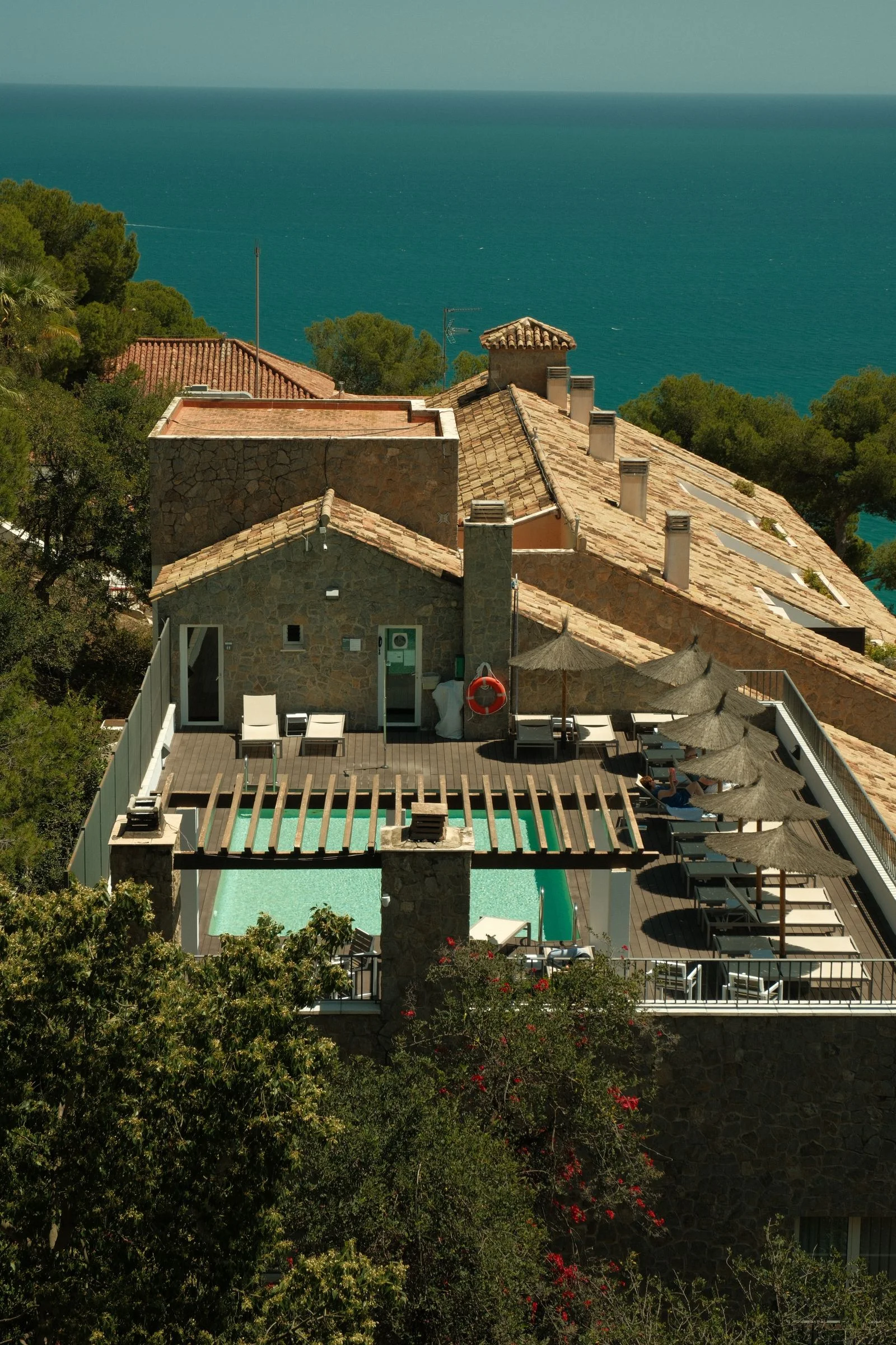 Vivienda con terraza y jardín abiertos al paisaje mediterráneo